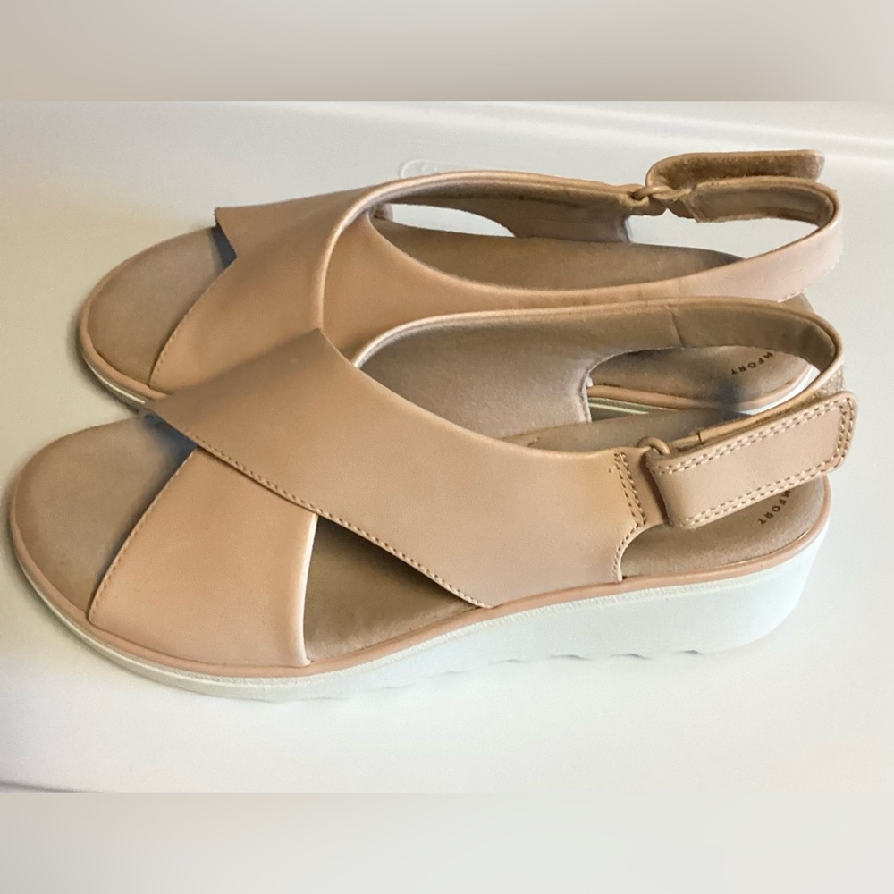 Clarks Woman’s Blush Wedge Heel Sandals Size 7 New